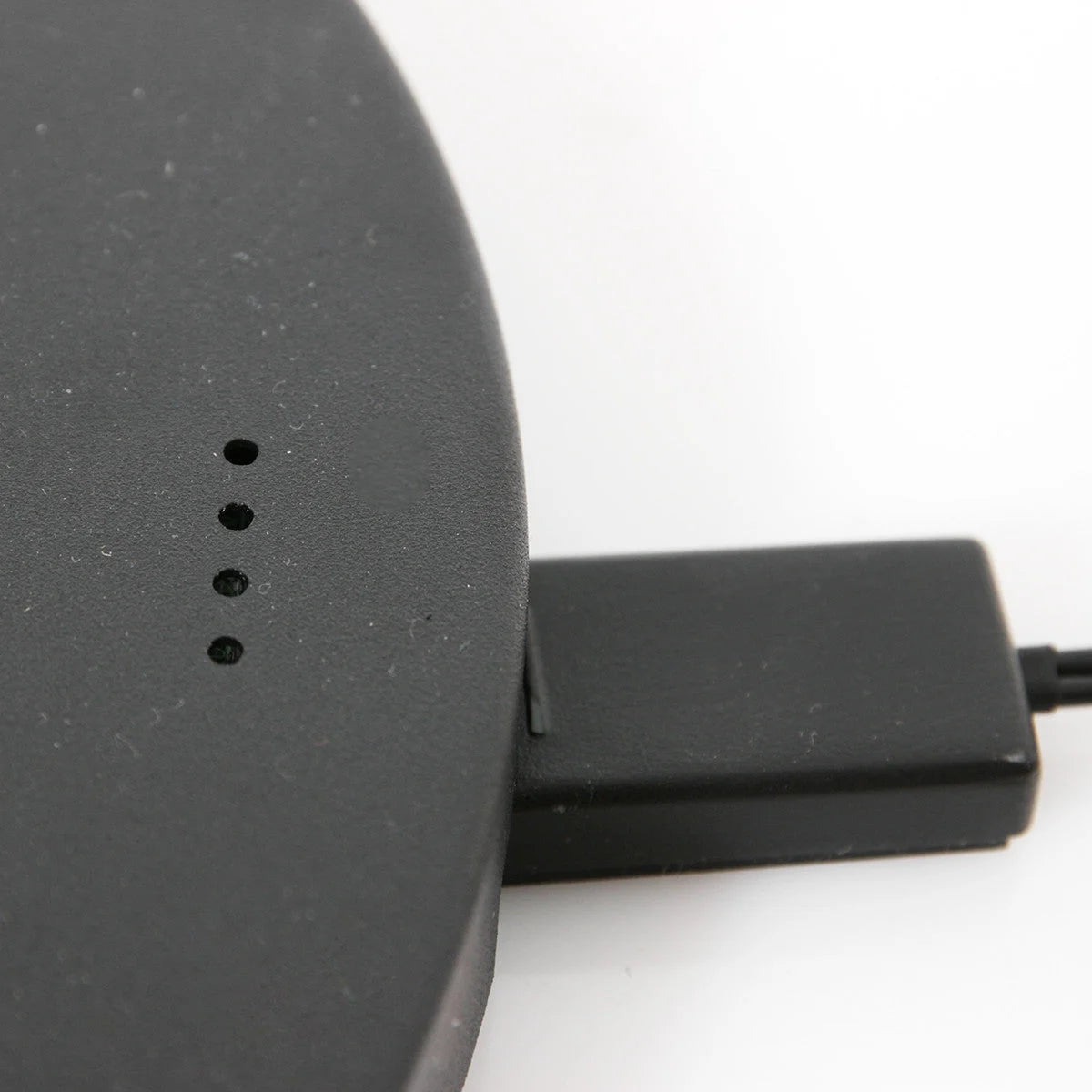 Tapis de recharge sans fil noir avec câble sur Lampadaire métal noir à bras articulé