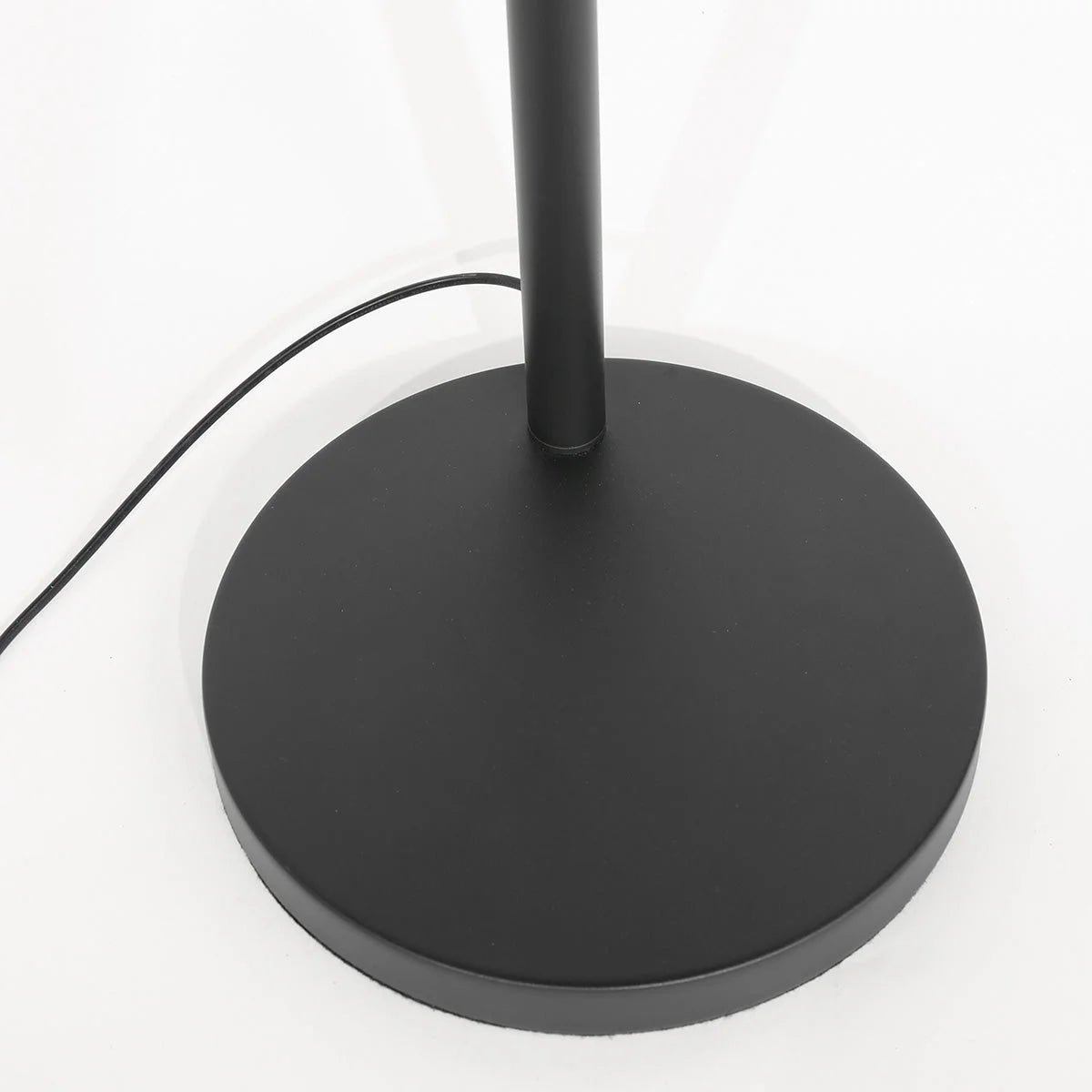 Base circulaire noire mate avec tige cylindrique pour lampadaire en métal noir à trois arcs