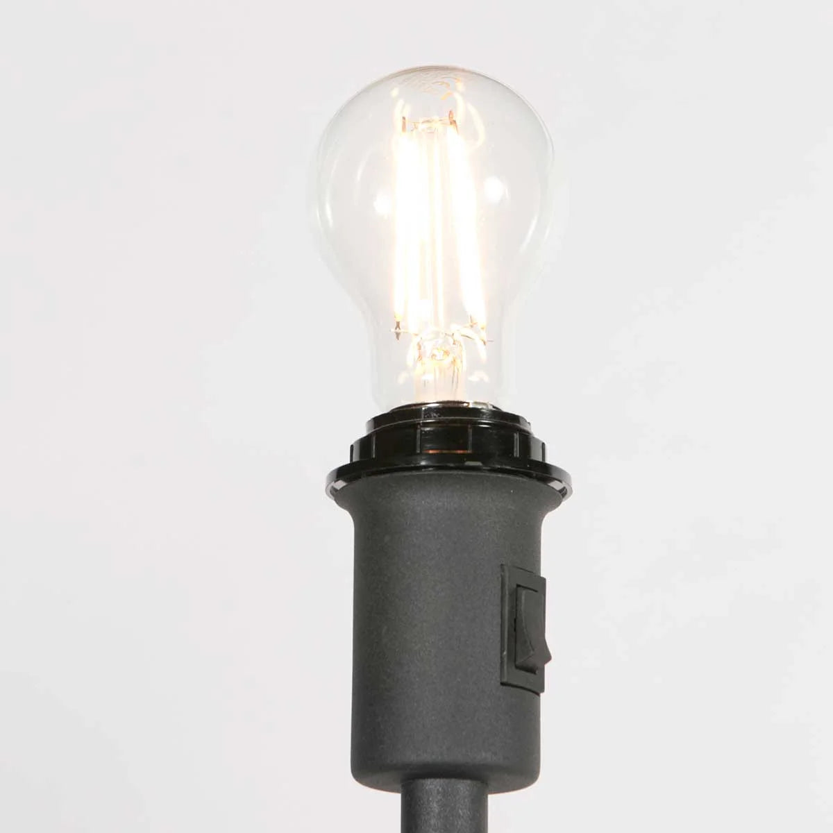 Ampoule Edison vintage luisante dans lampe métal noir abat-jour bambou chevrons H144 cm