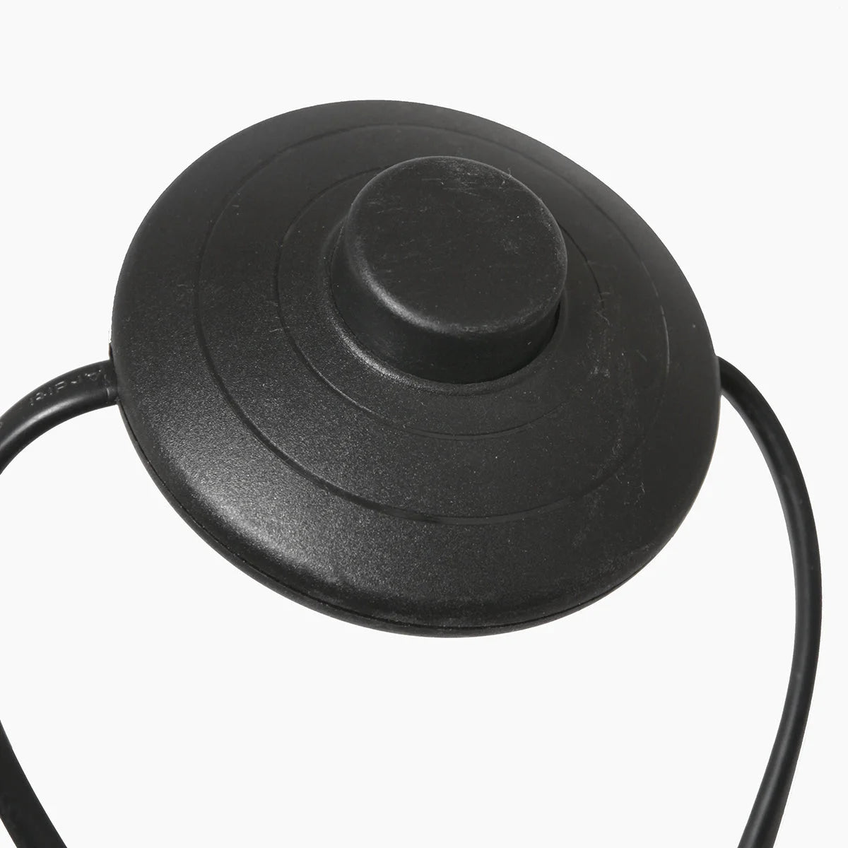 Interrupteur noir circulaire pour lampadaire en métal avec abat-jour en rotin naturel