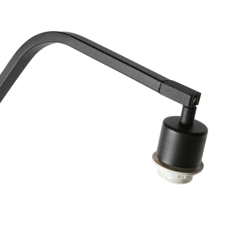 Lampadaire en métal noir avec abat-jour en rotin naturel pour intérieur élégance
