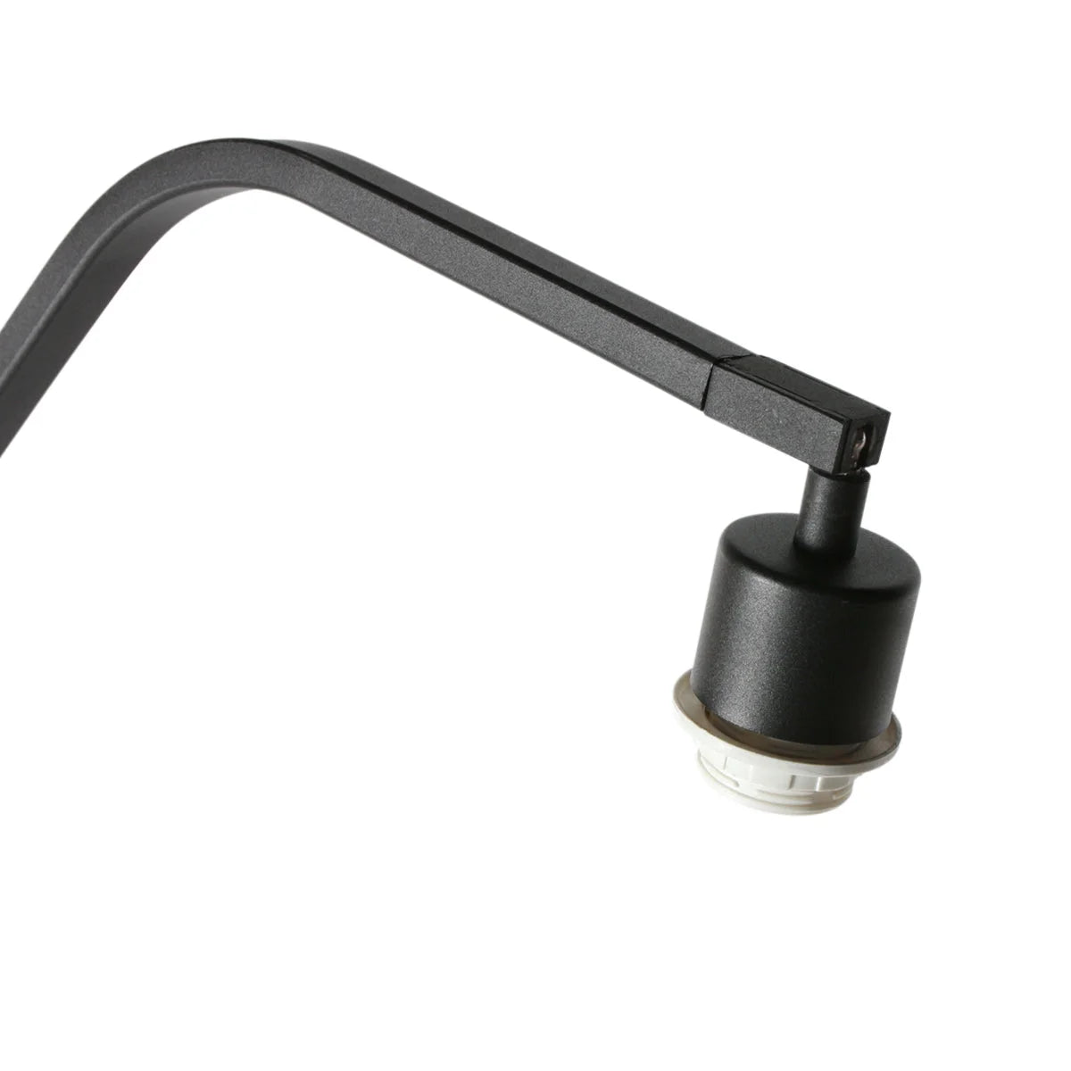 Lampadaire en métal noir avec abat-jour en rotin naturel pour intérieur élégance
