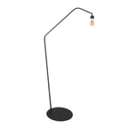 Lampadaire en métal noir avec abat-jour en rotin naturel et ampoule exposée