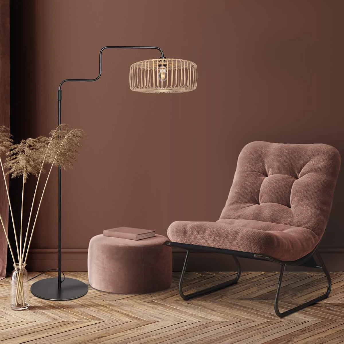 Fauteuil mauve confortable associé au lampadaire en métal noir avec abat-jour rotin naturel