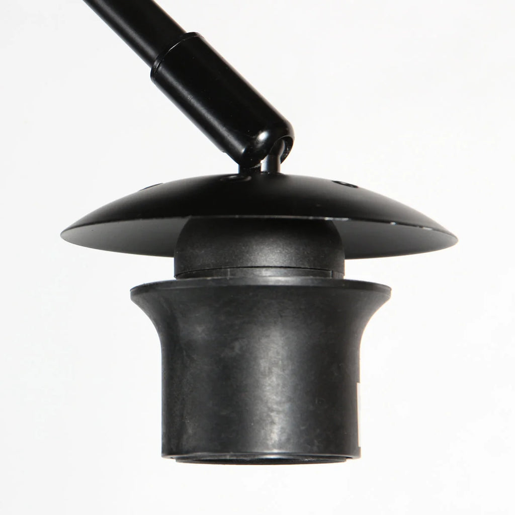 Ampoule avec tête de lampe noire ajustable sur lampadaire en métal noir avec abat-jour en rotin naturel