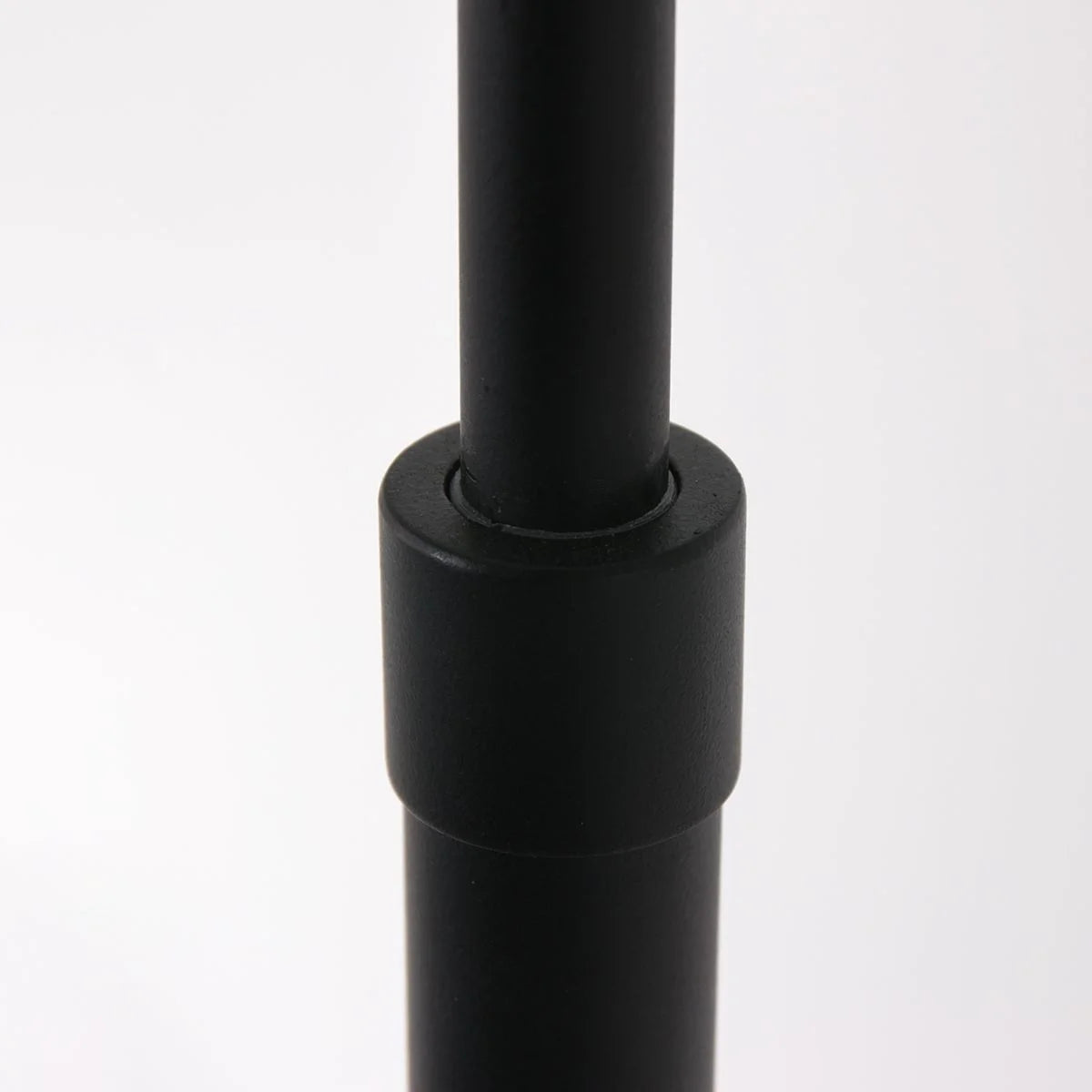 Jonction de poteau en métal noir du lampadaire en métal noir avec abat-jour tressé orientable
