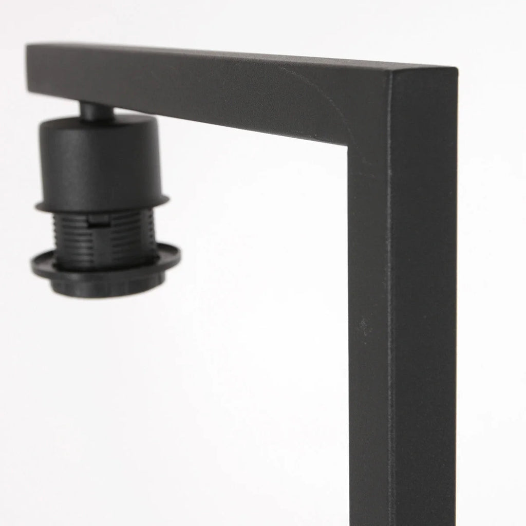 Lampe noire en métal avec abat-jour tressé naturel et socket noir exposé
