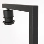 Lampe noire en métal avec abat-jour tressé naturel et socket noir exposé