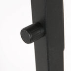 Bouton en plastique noir avec côtés rainurés inséré dans un cadre en métal noir pour Lampadaire métal noir abat-jour tressé naturel H160 cm