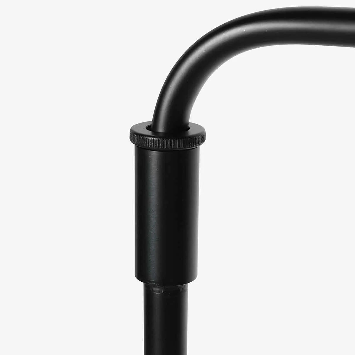 Support en métal noir pour lampadaire avec bras courbé et abat-jour cylindrique