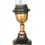 Base de lampe en métal noir vieilli avec socket en laiton et ampoule claire