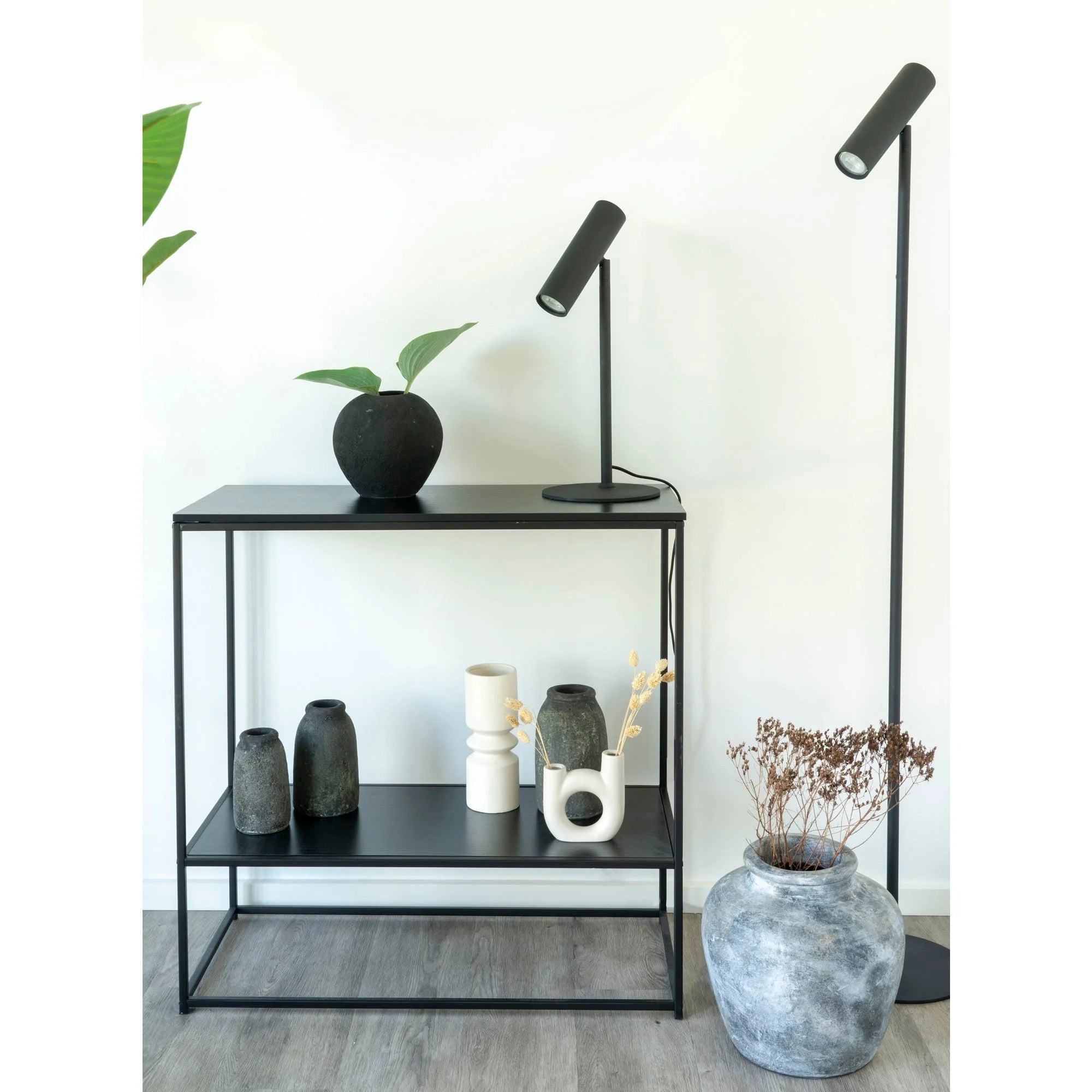 Console en métal noir finition mate avec vases et lampes design H150 cm