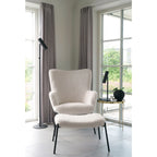Fauteuils crème avec ottoman assorti pour un espace de détente élégant