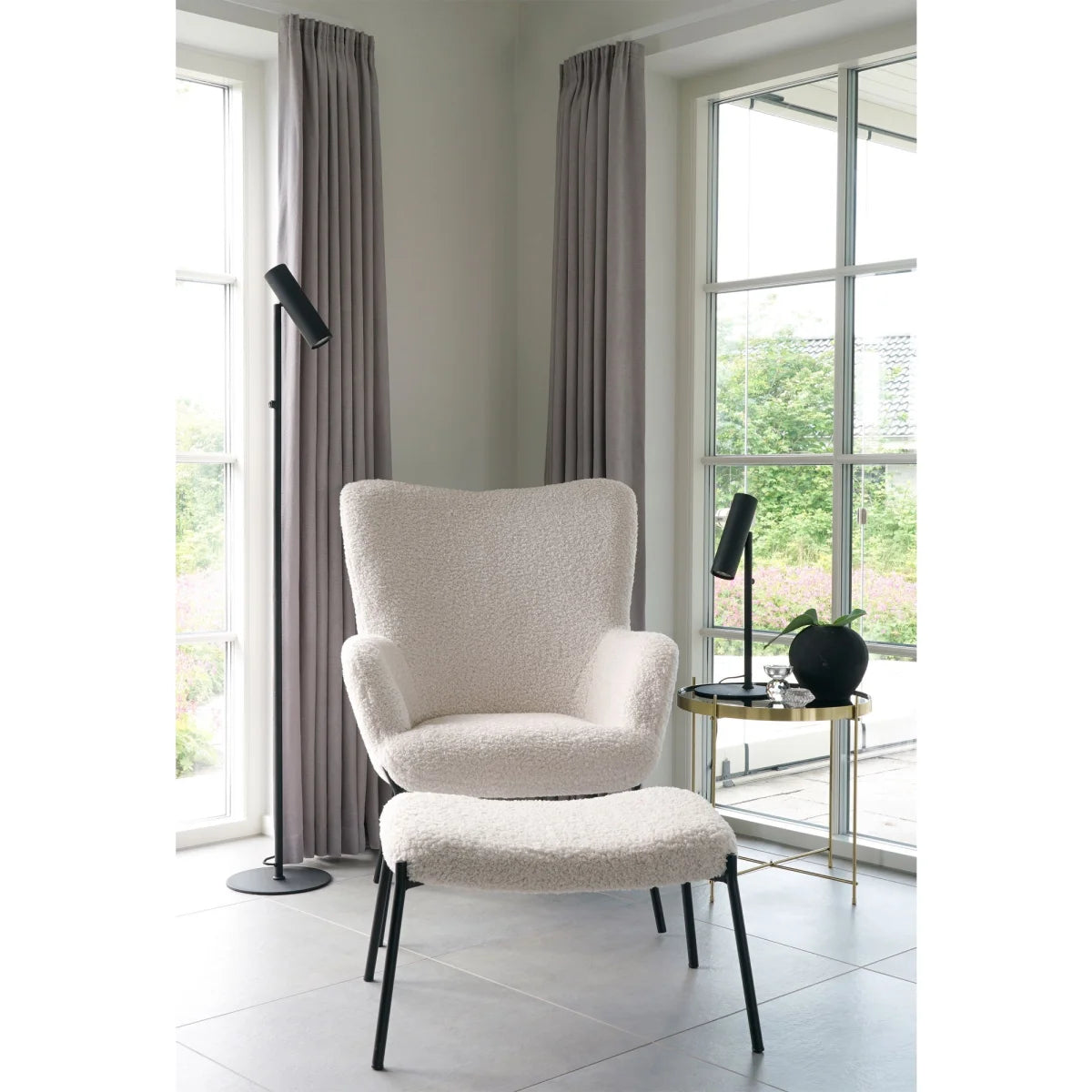 Fauteuil en shearling crème moelleux avec pieds en métal noir mat