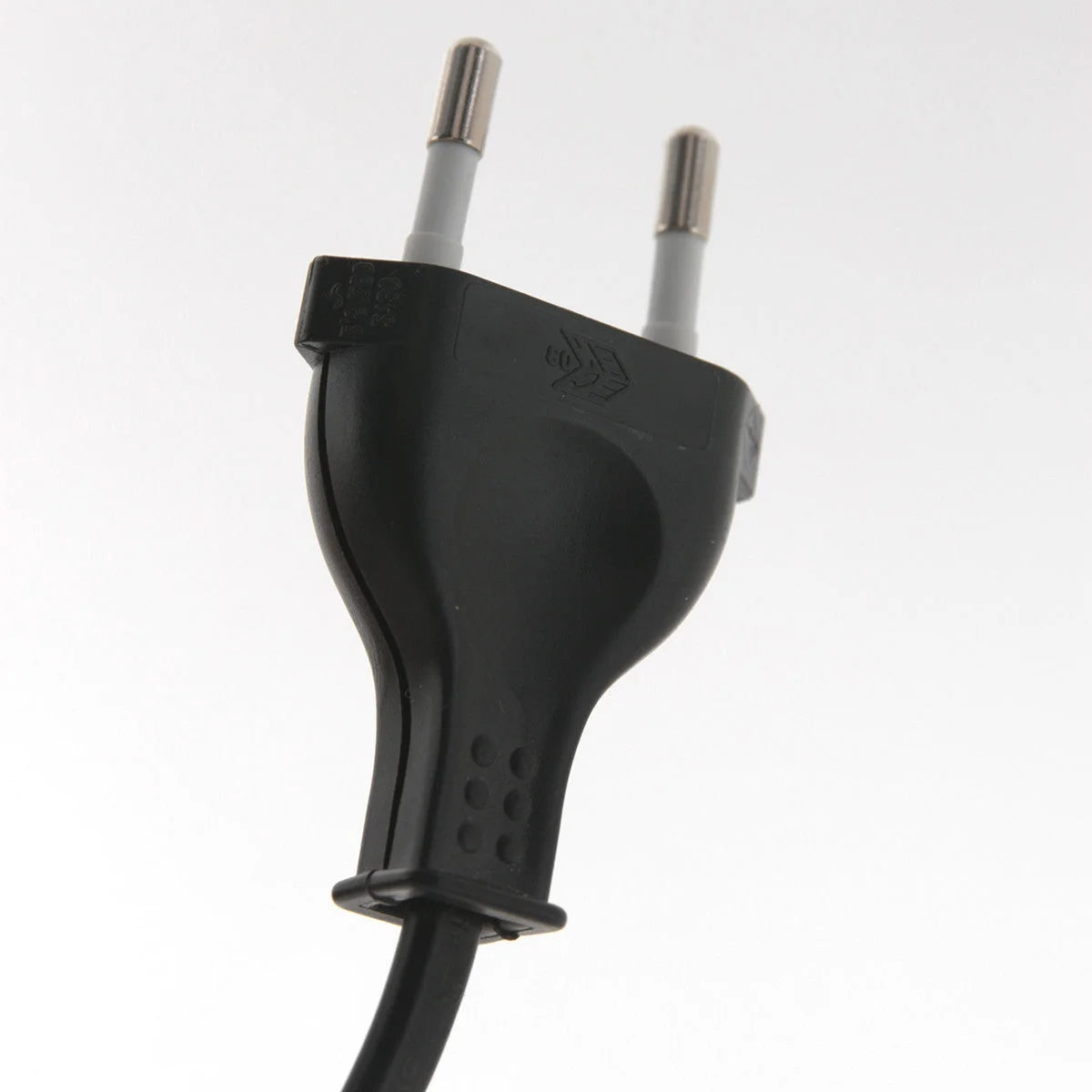 Prise électrique européenne noire sur un lampadaire rotin naturel à structure articulée