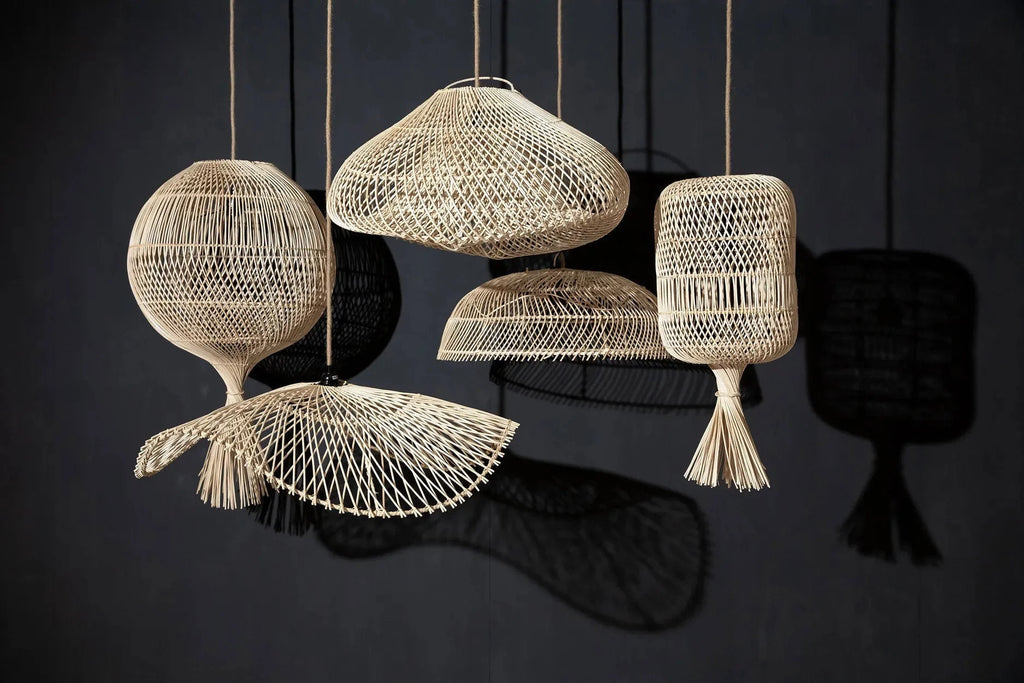 Collection de suspensions en fibres naturelles pour un éclairage élégant et artisanal