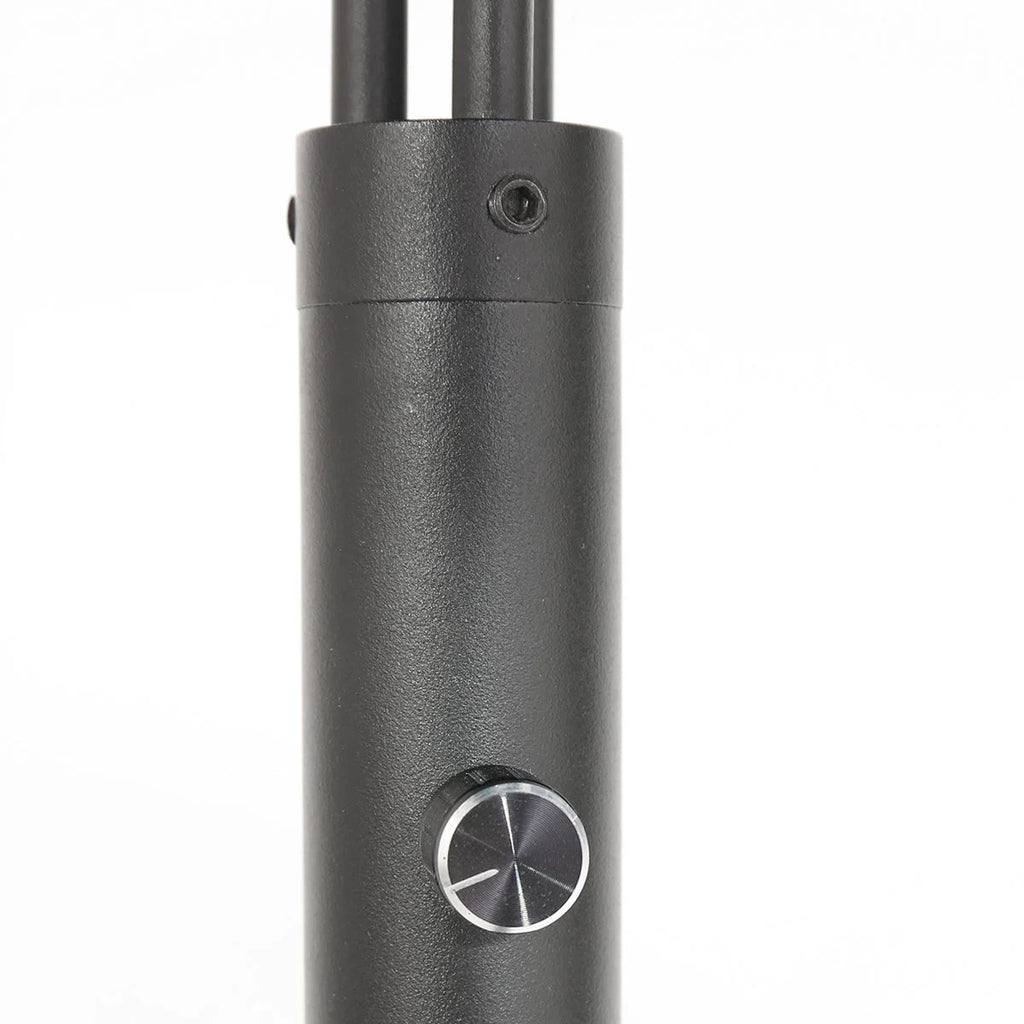 Base cylindrique noire en métal brossé avec bouton argenté circulaire