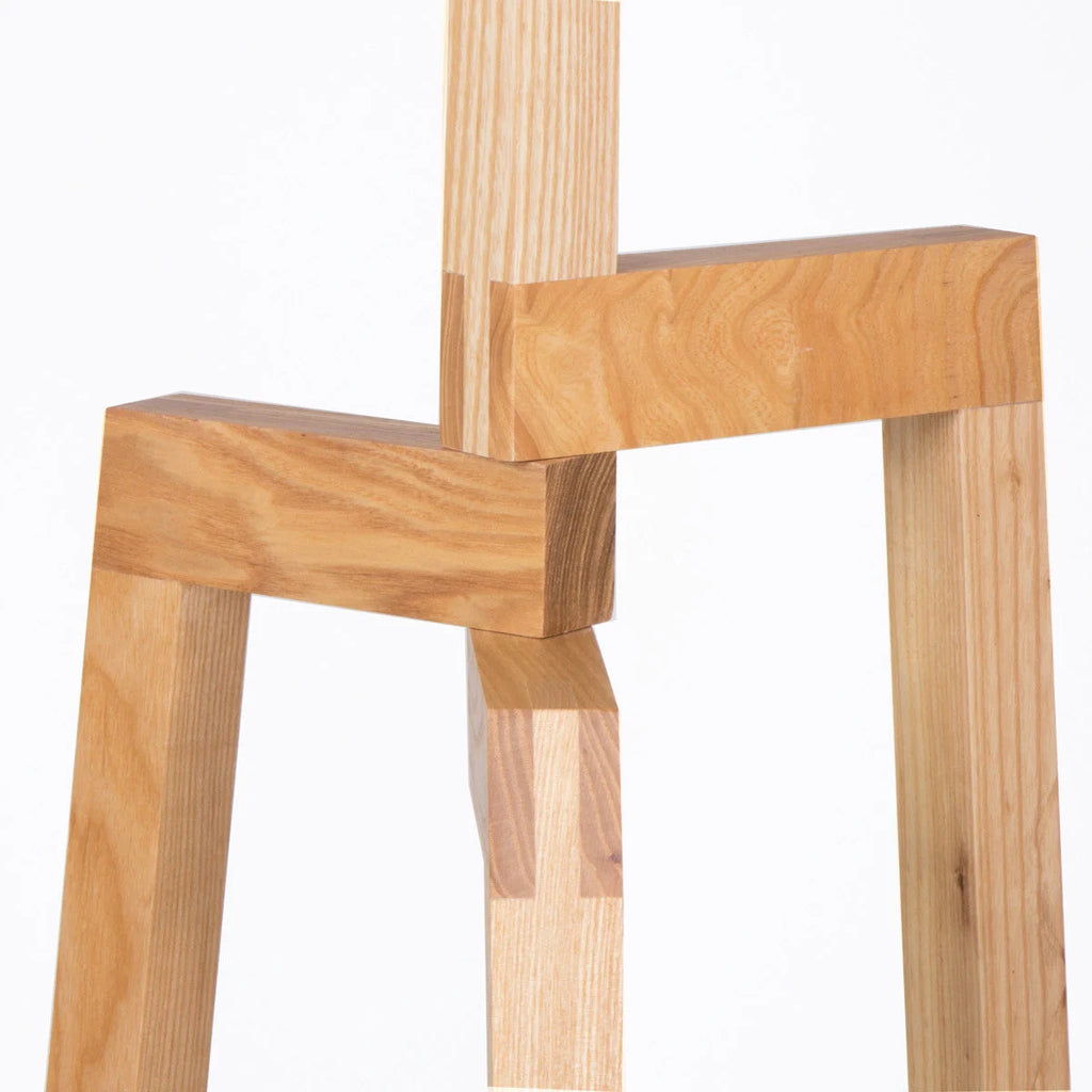 Structure complexe en bois clair pour lampadaire tripode avec abat-jour blanc tissu