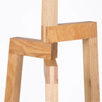 Structure complexe en bois clair pour lampadaire tripode avec abat-jour blanc tissu