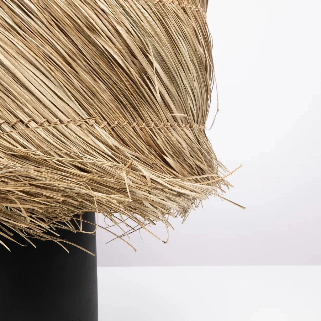 Lampe à poser cylindrique en paille tressée noire et naturelle avec bord frangé