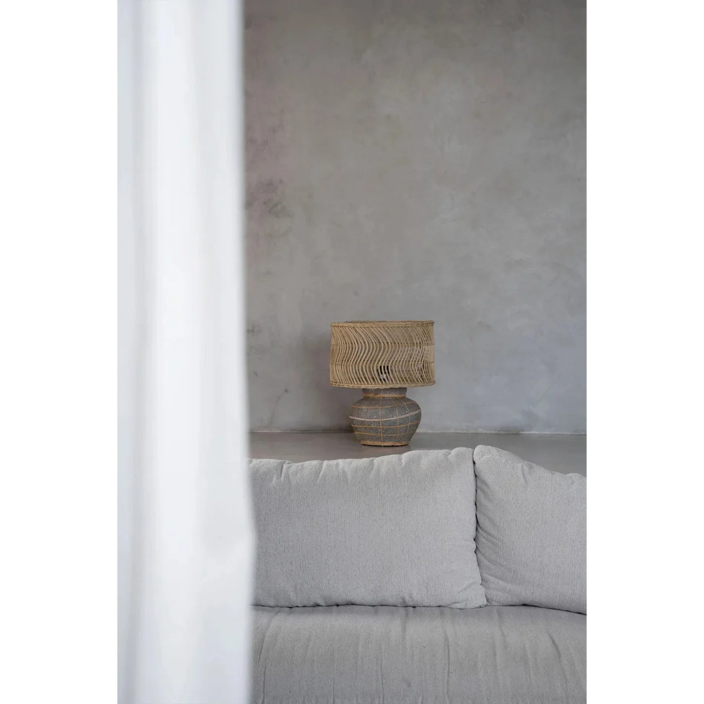 Lampe à poser effet béton avec abat-jour tressé en rotin gris naturel H48 cm