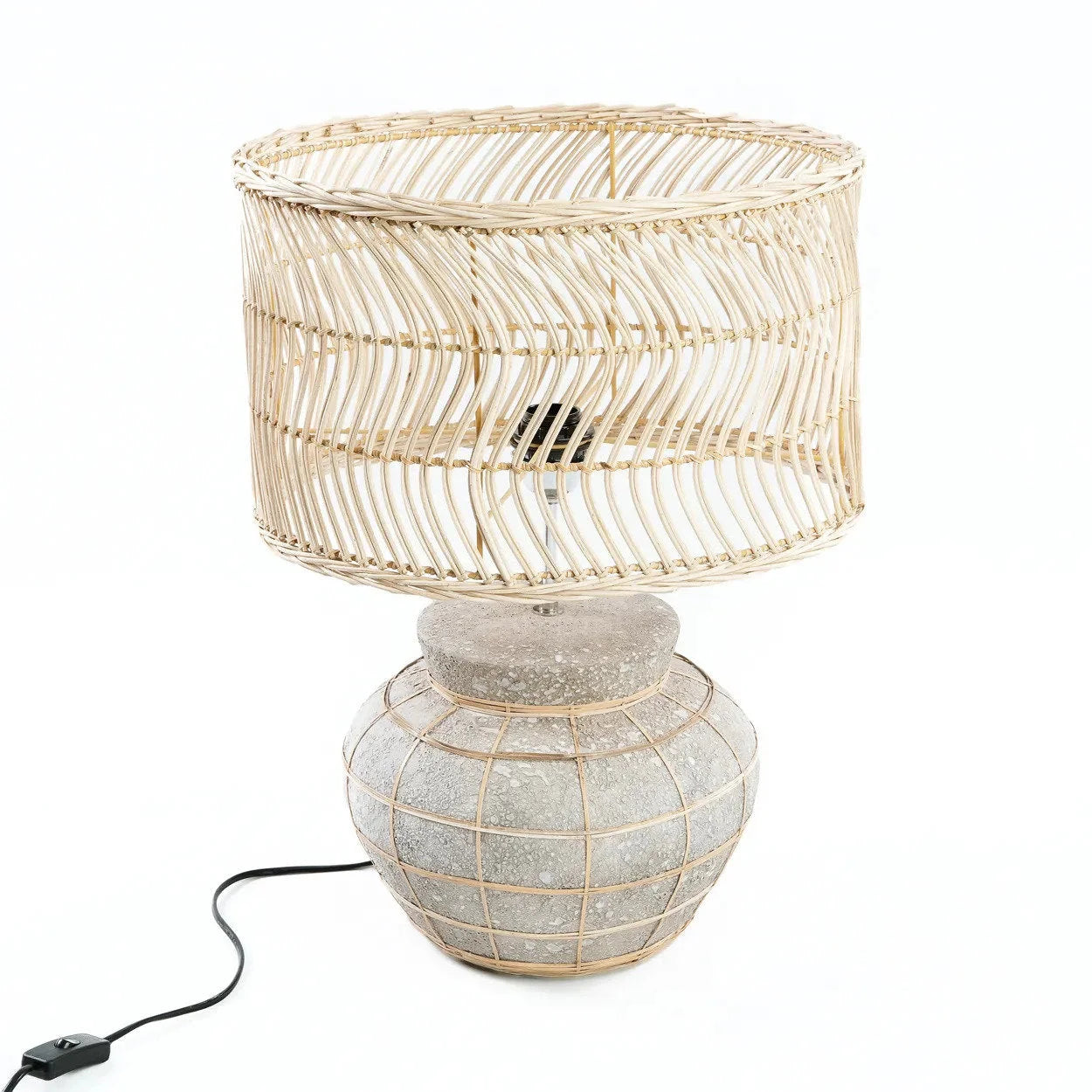 Lampe à poser effet béton et rotin tressé gris naturel avec abat-jour en rotin