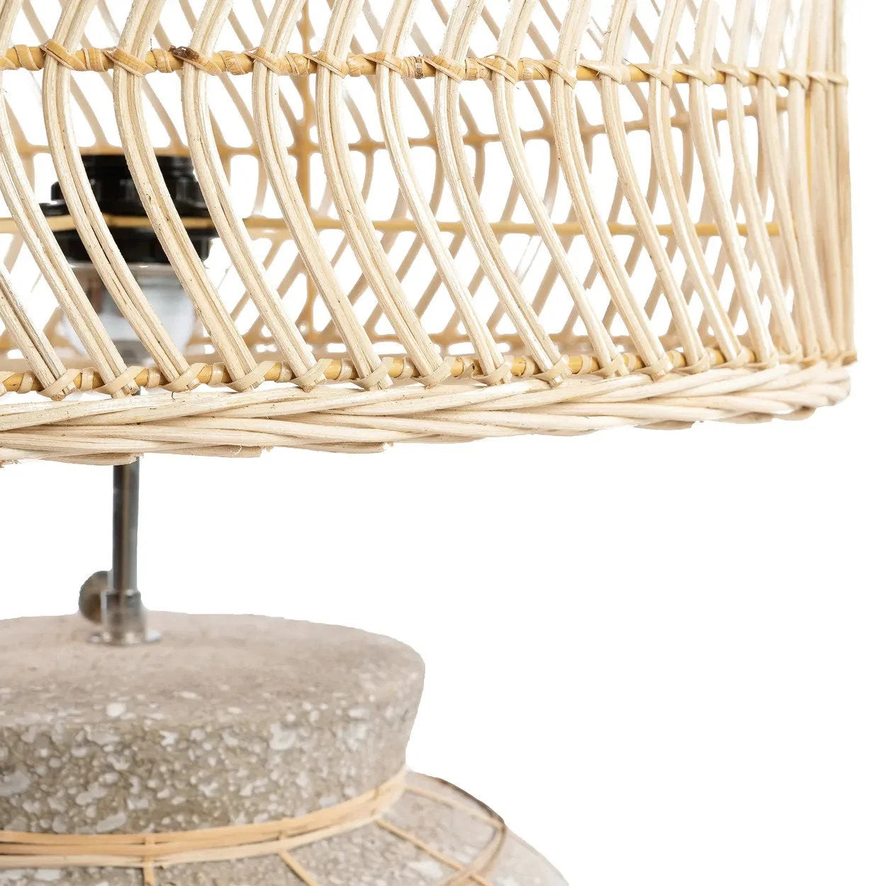 Ampoule dans un abat-jour en rotin tressé avec base en béton naturel H48 cm