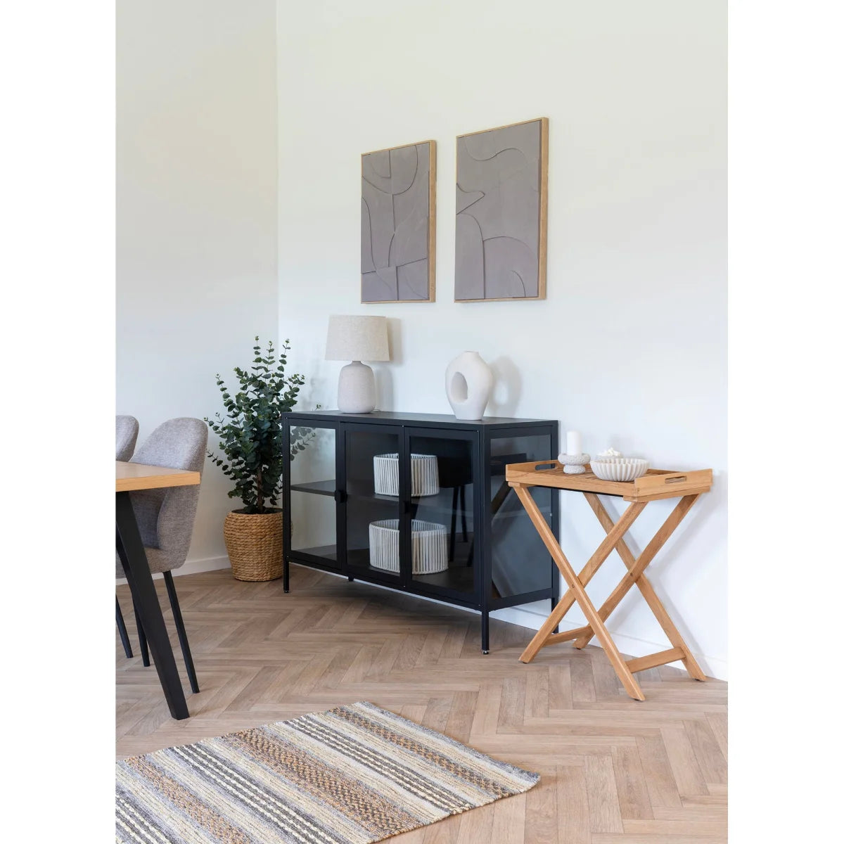 Vitrine en verre noir avec cadre métallique, design moderne, inspirée de Lampe à poser effet pierre beige avec abat-jour tissu chiné