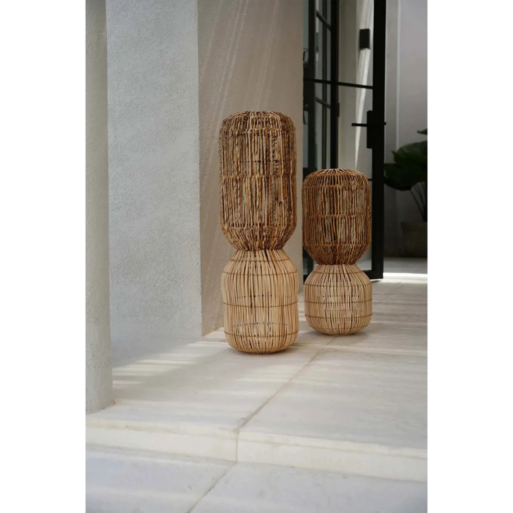 Lampe à poser en fibres naturelles tressées forme sculpturale – H80 cm