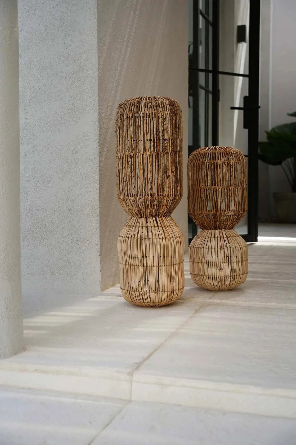Lampe à poser en fibres naturelles tressées forme sculpturale – H80 cm