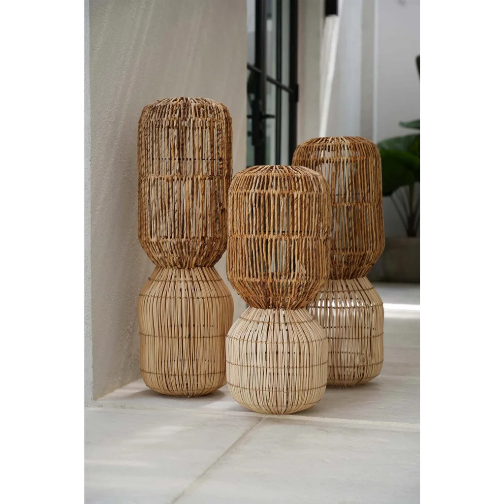 Lampe à poser en fibres naturelles tressées forme sculpturale – H80 cm