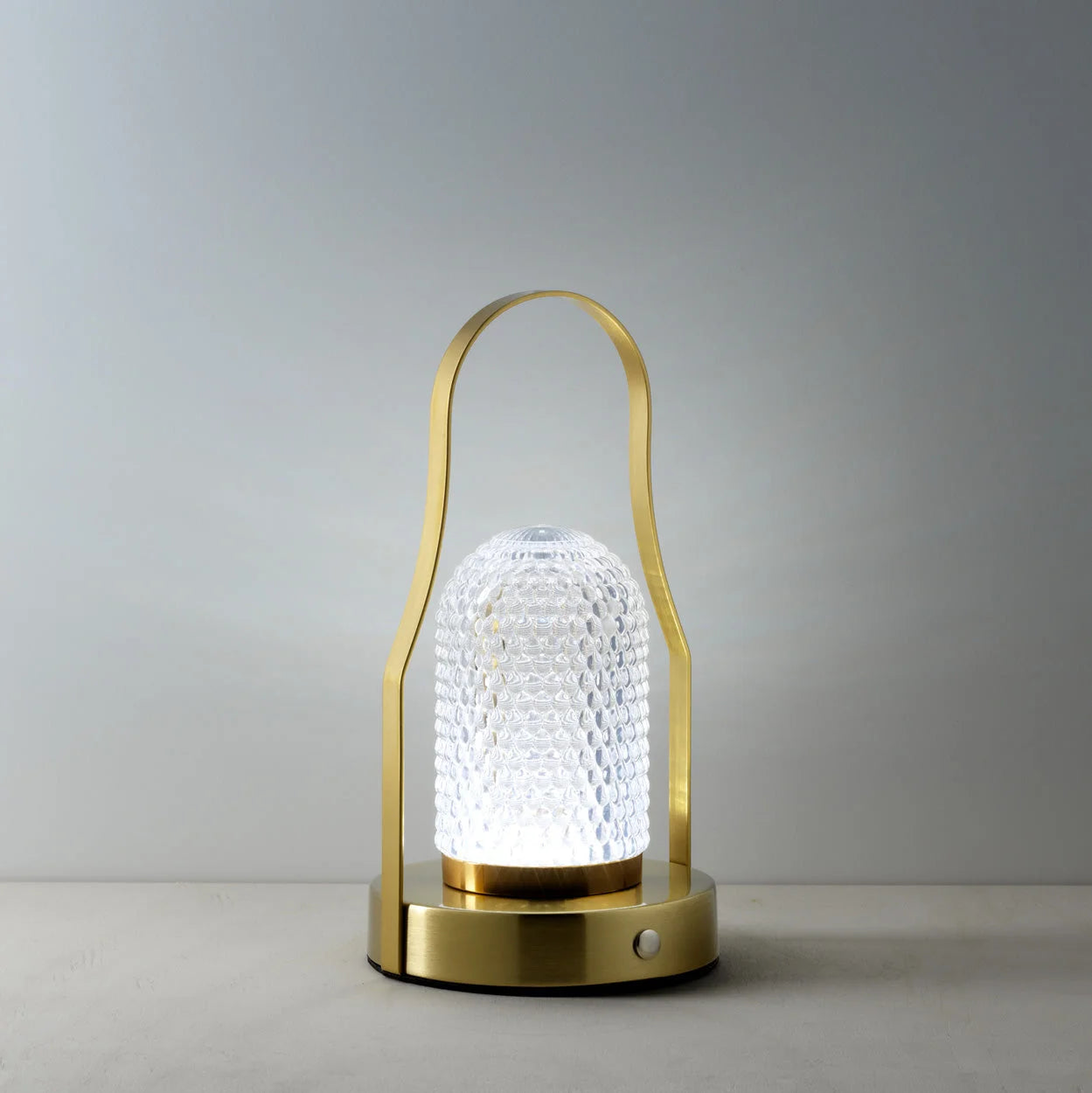 Lampe à poser effet lanterne en laiton et verre texturé, H23 cm