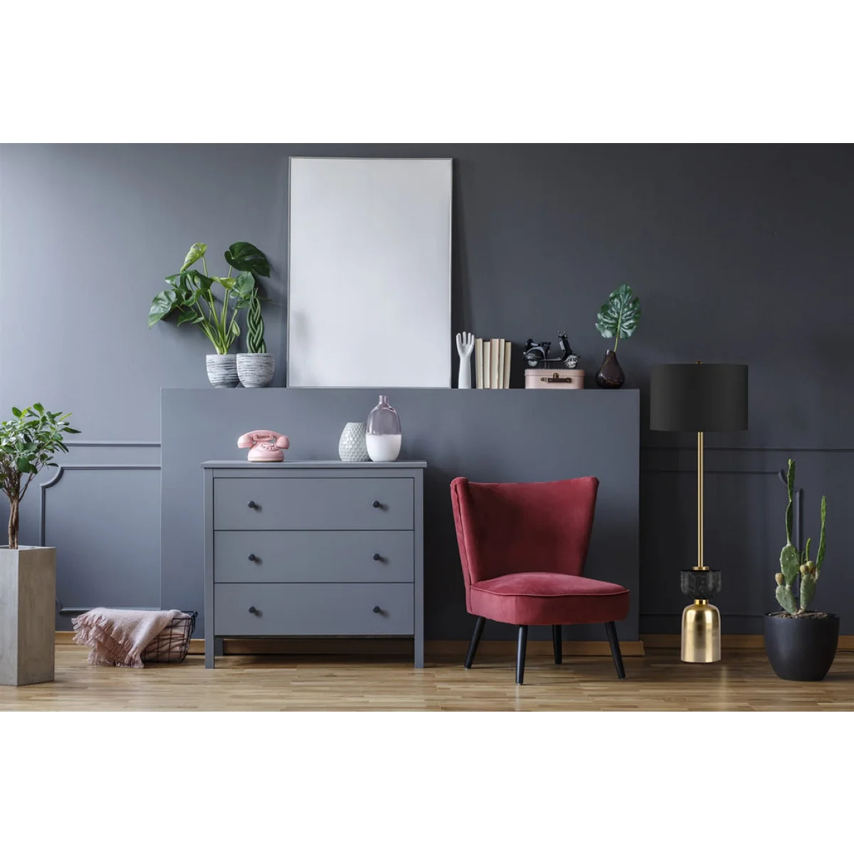 Fauteuil accent en velours rouge foncé avec pieds noirs, associé à Lampe en marbre noir et laiton brossé