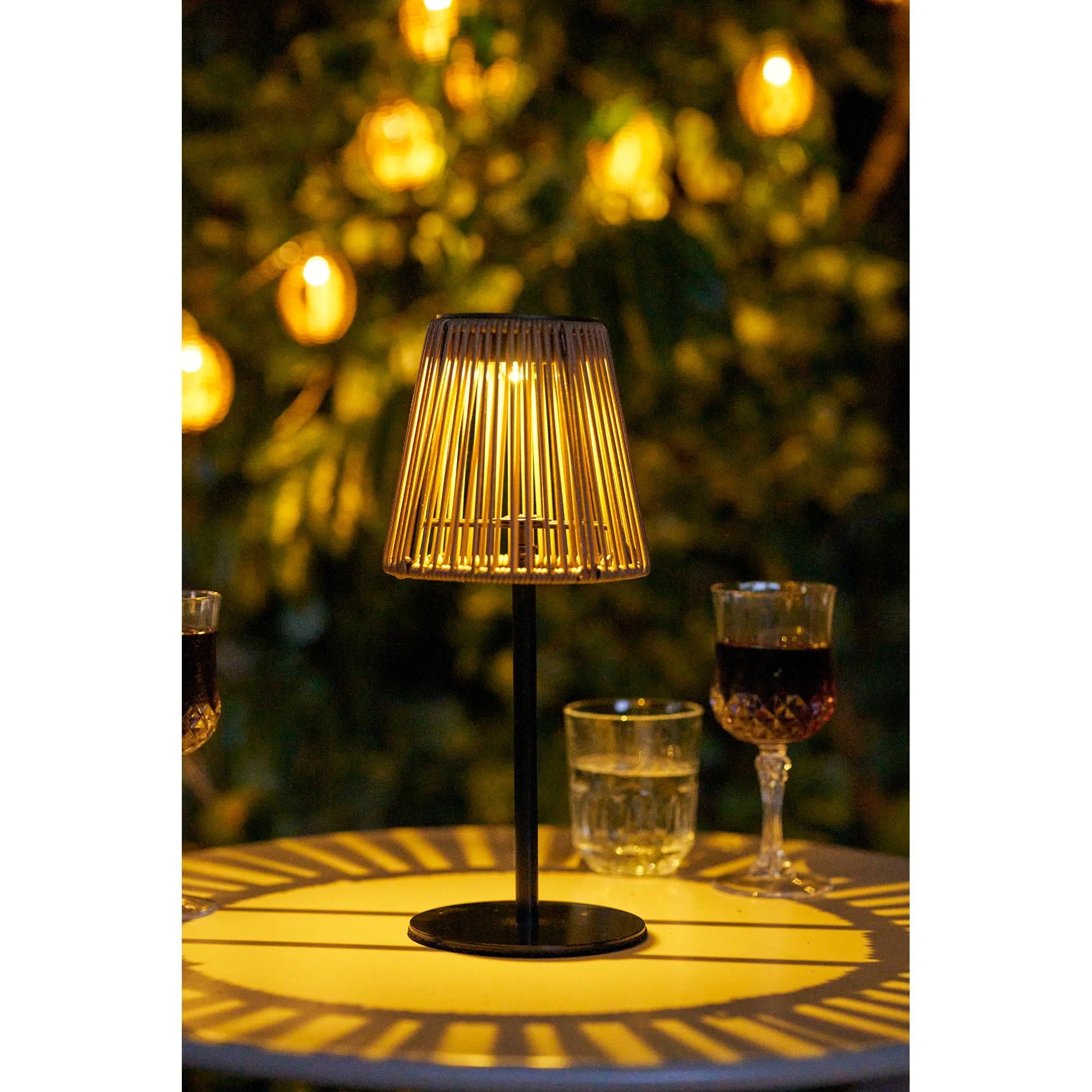 Lampe à poser en rotin ajouré et métal noir, H30 cm, lumière dorée