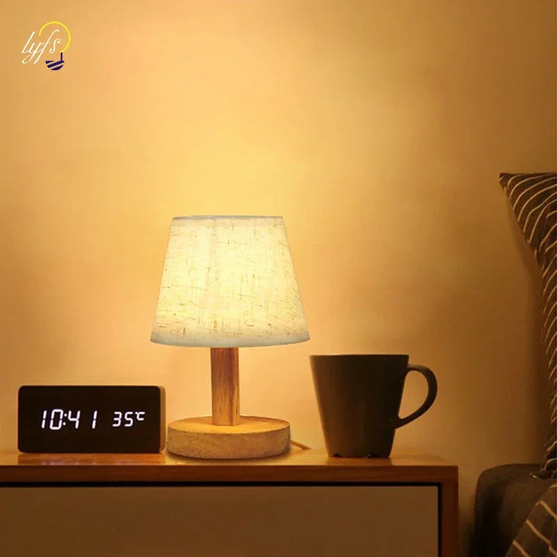  Lampe avec pied en bois allumée sur une table de nuit