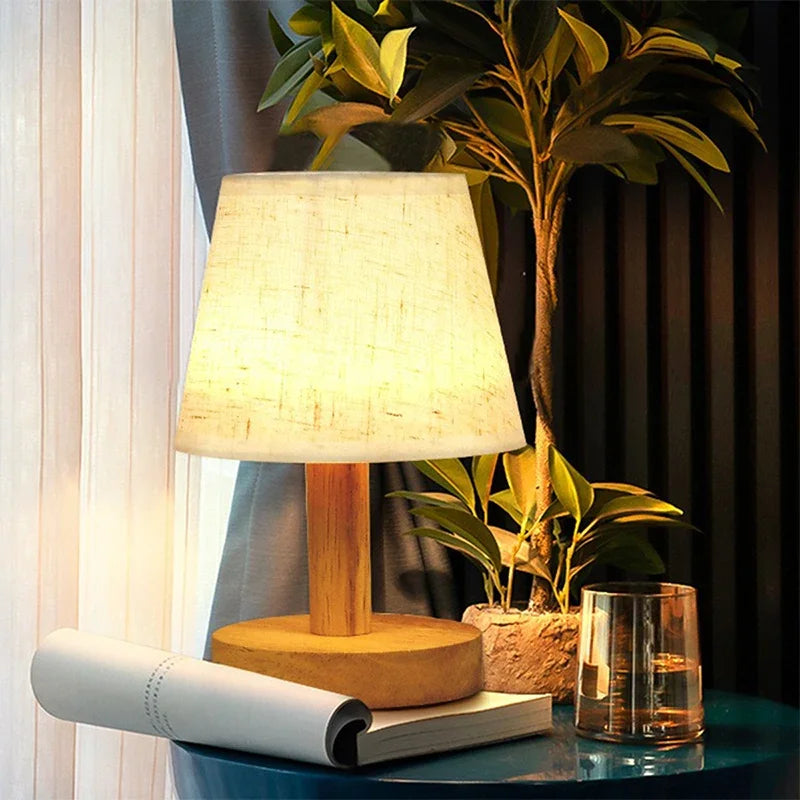 Lampe avec pied en bois allumée 