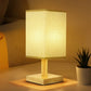 Lampe en bois carré allumée créant une ambiance chaleureuse