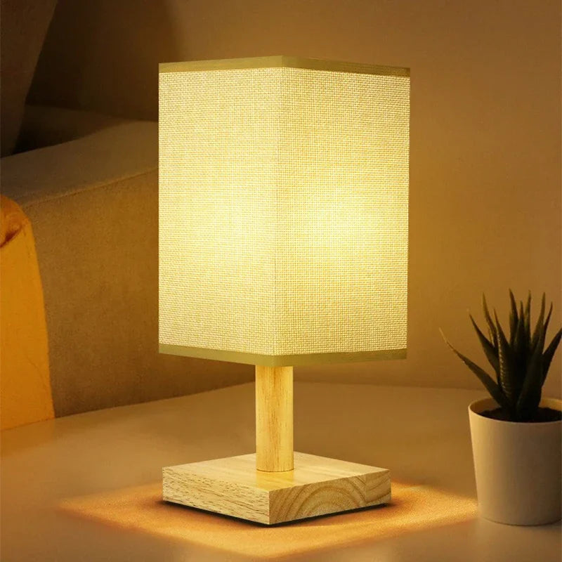 Lampe en bois carré allumée créant une ambiance chaleureuse