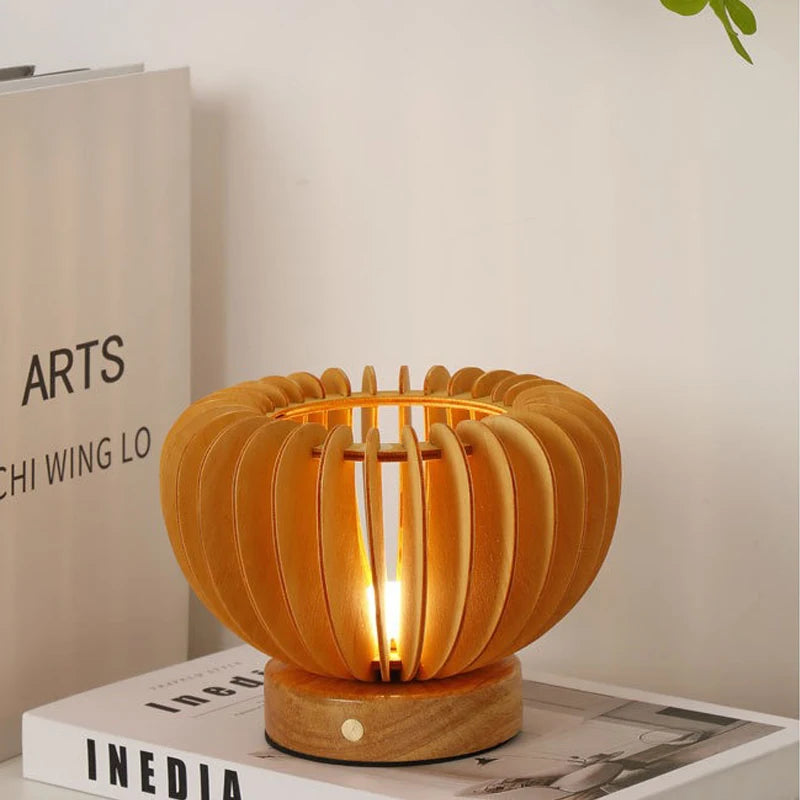 Lampe bois sans fil avec lumière tamisée, idéale pour une décoration bohème ou minimaliste.