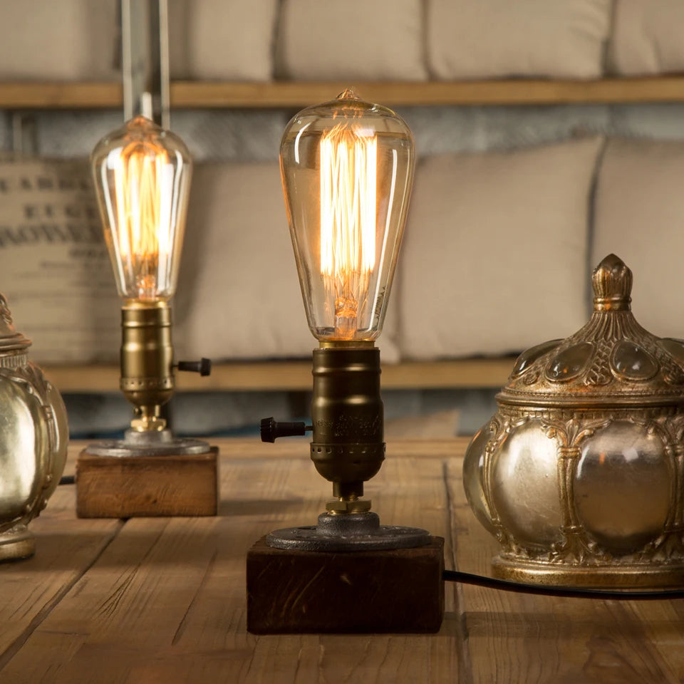 lampe bois vintage allumée avec ampoule tube filament sur une table