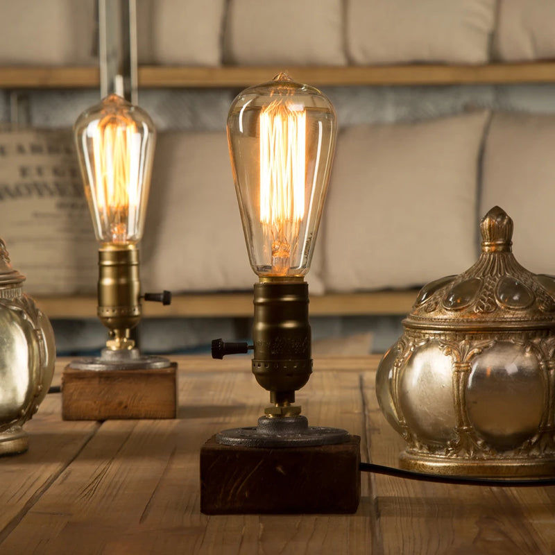 lampe bois vintage allumée avec ampoule tube filament sur une table