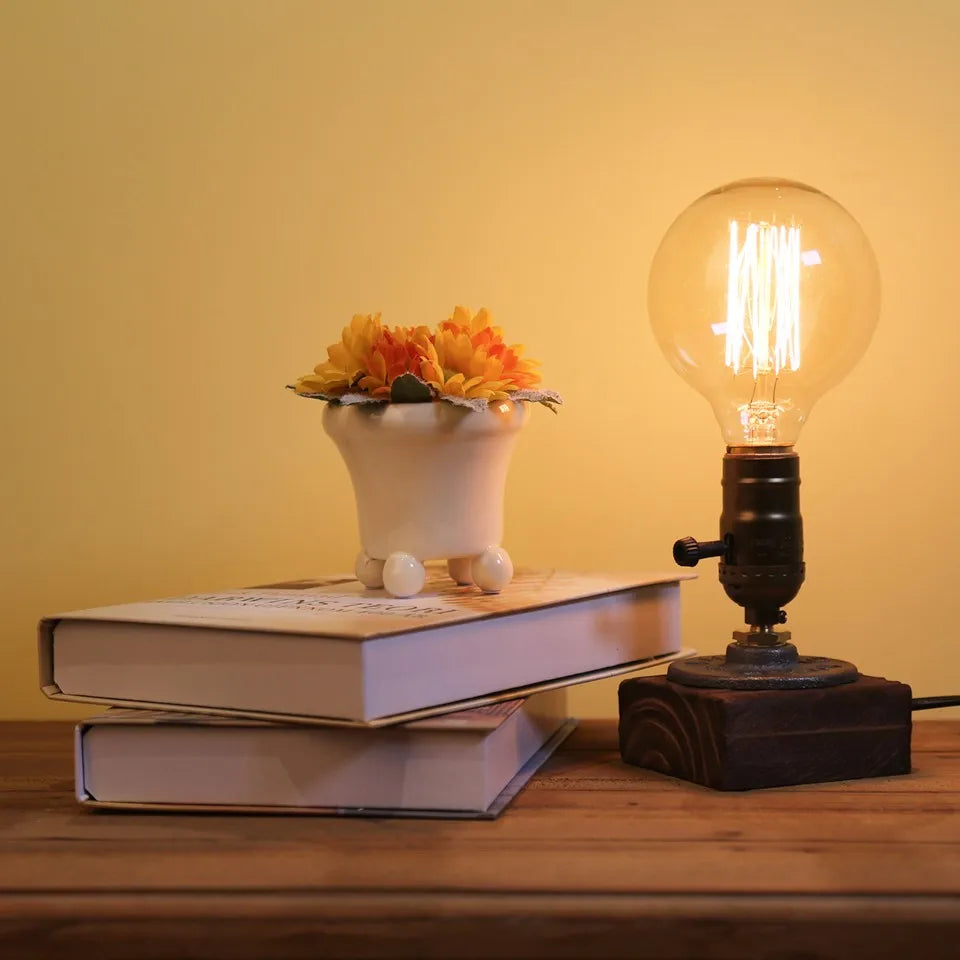 lampe bois vintage dans une décoration de table avec ambiance jaune