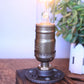 Lampe bois vintage dans une décoration avec plantes et lumière douce