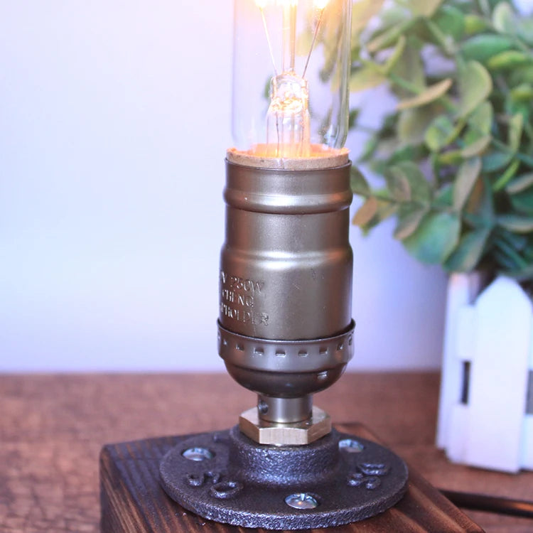 Lampe bois vintage dans une décoration avec plantes et lumière douce
