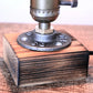 détail du socle en bois de la lampe bois vintage