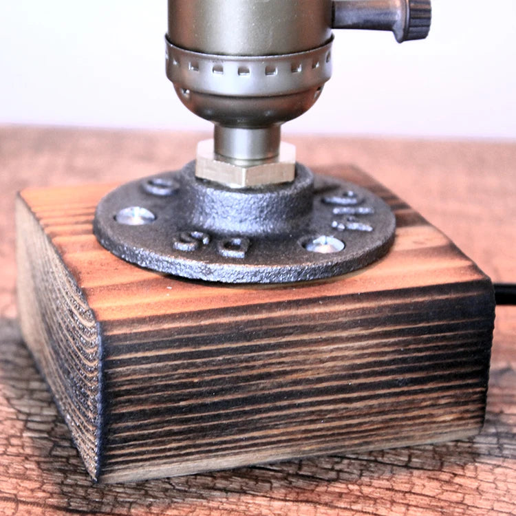 détail du socle en bois de la lampe bois vintage