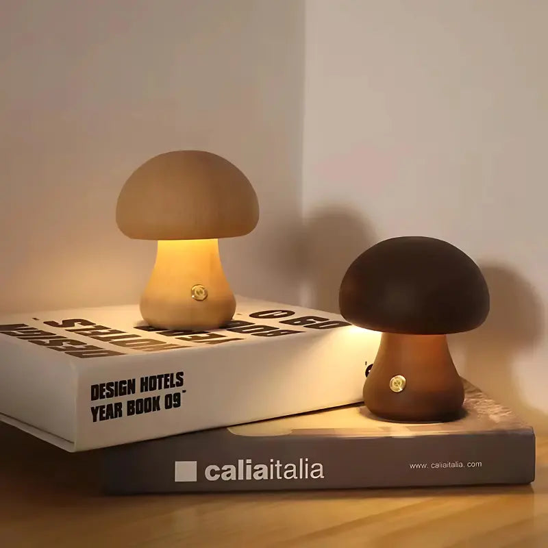 Lampe champignon en bois posée sur des livres, éclairant une pièce à l’ambiance cosy.