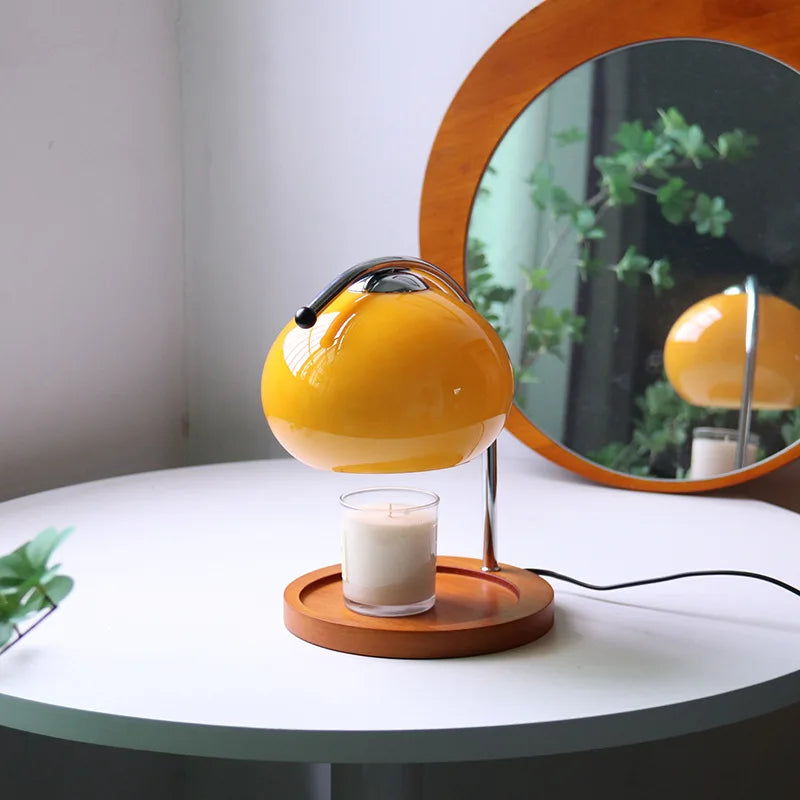Lampe chauffe-bougie en verre jaune et bois, design rétro pour fondre des bougies en toute sécurité.
