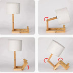 Lampe de chevet bonhomme en bois montrant sa flexibilité avec différentes positions