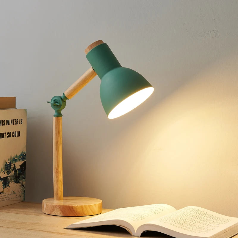 Lampe en bois articulée avec une finition verte, style bohème, parfaite pour un espace de travail ou une table de chevet.